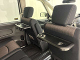 運転席と助手席の後ろがテーブルになります。車内でちょっとしたランチやティータイムとして使う事もできます。