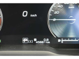 メーター中央にはカラー液晶画面が備えられ、車のインフォメーションを簡単に把握できます。