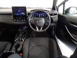 革巻きステアリングで快適な操作性の運転席です。