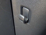 助手席側に荷物をかけられるフックも付いております。