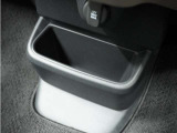 ◆センターロアボックス◆インパネ中央の下部には、ごみ箱としても使用する事ができるセンターロアボックスを装備しております。