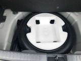 もしパンクをしてしまったら、この溶剤をエア注入口より入れて応急処置をしてください。重いスペアタイヤを積んで走るより燃費向上になるので、パンク修理キット搭載車が増えてます。