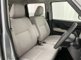 高いホールド性で運転姿勢が安定します。長距離ドライブでも疲れにくいのが魅力です。快適なドライビングライフをお送りください♪