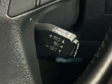 【レーダークルーズコントロール】ミリ波レーダーが車間距離を測って設定車速内で車速に比例した車間距離を保ちながら追従走行する装置で近づきすぎたときは自動でブレーキし、離れすぎたときには自動増速もする。