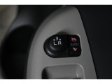 狭い場所も苦になりません。電動格納ドアミラー装備。