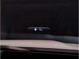 【ヘッドアップディスプレイ】現在の車速表示や目的地へのルート案内やメディア関連のリストを表示する事が可能です。視線移動を減らす事によりドライブに集中して頂けます。