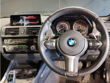 【ハンドル】ドライバーとBMW車の一体感がダイレクトに伝わるステアリングホイール。形状・太さへの拘りに加えて、操作性を高める為にスイッチ類も配置。クイックかつ安定のドライビングを体感下さい!