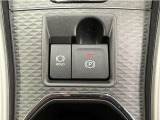 ホールド機能付電動パーキング装備です。信号待ちや坂道発進の際にとても便利な装備です。
