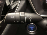 ワイパースイッチです。「INT」では間欠ワイパーの作動時間間隔を変更できます。リヤワイパーも操作できます。