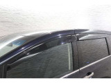 オプションのドアバイザーが装備!!タバコ・ペットなどの臭いが室内にこもるのが嫌な方、換気機能はもちろんのこと降雨時にも少しだけ窓を開けておくことが可能です!