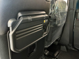 【格納式シートバックテーブル】車内でのお食事などで活躍♪カップホルダーも備えています。