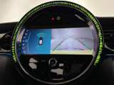 駐車をスマートにサポート。バックカメラ&前後障害物センサーを装備。