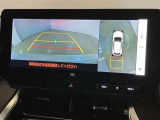 【パノラミックビュー&バックビュー】駐車時の安全確認をする為に車両上方からの映像と後方カメラからのを同時に表示しバックガイドも付いているのでバックの苦手な方でも安心して運転出来ますよ。