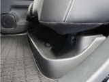 ◆リアシートアンダートレー◆濡れた傘や置靴などをすっきりとしまえる大型のトレー。取り外して、手軽にお手入れもできます。
