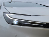 今や主流となってきました「LEDヘッドランプ」。消費電力も少なく、エコ走行に貢献します。コレが付いているだけで、優越感に浸れますよね。HIDに負けないくらい明るく安全です。
