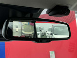 アラウンドビューモニターはルームミラーにも映し出せます。