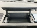 インスト運転席アッパーボックス・散らかりがちな駐車券やガソリンの領収書、小物などをサッと置いて、蓋を閉めてスッキリ収納できます。