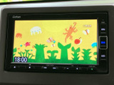 色鮮やかなテレビ映像を楽しめる画面を備えています。停車中の休憩時間などに映像を視聴でき、画面下のボタンで音量調整もしやすい仕様。お出かけ先での待ち時間にも活用できます。