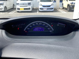 速度や燃料残量など、運転に必要な情報を一目で確認できます。視認性の高いデザインで、安全運転をサポートします。機能的なデザインが、インテリアにも調和します。