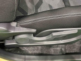 運転手の体格に合わせて運転席の座面の高さ調整ができるシートリフターが付いてます