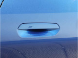 【スマートキー】車両のキーをカバンやポケットに入れたまま、お車の開閉が可能で御座います。お車の前に立ってキーを探す必要が御座いません。