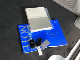 メンテナンスノート【整備記録簿】、取説も揃っています。スマートキーはバッグなどにしまったままボタン操作でエンジンの始動・停止ができて大変便利です。