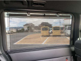 日差しを和らげてくれるサンシェード付き!