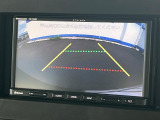 【バックカメラ】駐車時に後方がリアルタイム映像で確認できます。大型商業施設や立体駐車場での駐車時や、夜間のバック時に大活躍!運転スキルに関わらず、今や必須となった装備のひとつです!
