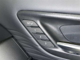 シートメモリー機能装備付きです。シートの位置をそれぞれ記憶しておく事ができるので、ご家族や、複数の方で車を乗られるオーナー様には、便利な機能です。