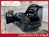 室内外はもちろん、シートを外してニオイの元となるフロアカーペットまで消臭・除菌を実施。中古車を気持ちよくお乗りいただけるクリーニングサービスです。