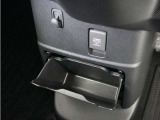 ◆センターロアボックス◆インパネ中央の下部には、ごみ箱としても使用する事ができるセンターロアボックスを装備しております。