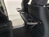運転席・助手席の背もたれには、2列目シート用にカップホルダー付きの「格納式のシートバックテーブル」を装備しています。休憩時のちょっとした時間などカップを置いたり、小物置きに使えて便利です。