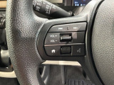 ステアリングにオーディオ操作スイッチが付いています。オーディオ画面に直接タッチしなくても操作が出来ますので、運転に集中できます。
