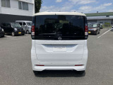 後部座席はプライバシーガラスとなっています。座っている人や置いてある荷物が見えにくくなっているのでプライバシーの確保が出来ます。ぜひ見て確認してみて下さい