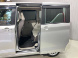 【左側ハンズフリーオートスライドドア】荷物やお子さまの抱っこで両手がふさがっていても、片足を振り入れるだけでスライドドアが開閉できます♪