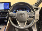 ステアリングスイッチ搭載!手を離さずに手元のスイッチでさまざまな操作が可能。運転中、視線をそらさなくても操作ができて安全です!