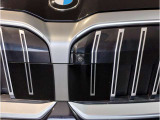 【BMWの伝統】BMWの特徴的な&ldquo;キドニーグリル&rdquo;は、80年以上続く伝統の形でございます。変わらないこだわりのデザインが、プレミアムブランド&ldquo;BMW&rdquo;を創り出します。