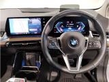 【ハンドル】ドライバーとBMW車の一体感がダイレクトに伝わるステアリングホイール。形状・太さへの拘りに加えて、操作性を高める為にスイッチ類も配置。クイックかつ安定のドライビングを体感下さい!