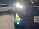 夜間走行の様々な局面に対し、LEDヘッドランプで視認性をしっかり確保。ハロゲンヘッドランプのおおよそ2倍の光量で、広範囲に明るくドライバーをサポートしてくれます。