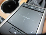 ナビやオーディオなどの操作を行う入力デバイスとして、タッチパッド式のリモートタッチを新たに採用。指先で操作できます。
