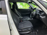 シンプルで使いやすい内装空間が広がります。運転席からの視界も良好で、安心して運転操作に集中できます。細部にまで配慮された快適な空間です。