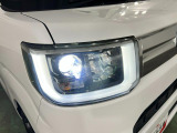 白く明るい光で夜間走行をサポートするLEDヘッドランプを搭載