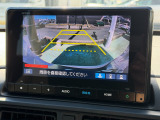 後退時に車両の後ろ側をモニター画面に表示します。車庫入れなどでバックする際に後方確認ができて便利です。車庫入れが苦手な人もこれで安心。