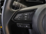 【ステアリングスイッチ】ステアリング周りでのスイッチ操作が行えますので、走行中でも各種操作可能です。お近くの広島マツダまでお越しください。