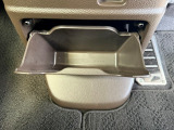 運転席・助手席間に引き出し式の収納を装備!ちょっとした小物をスッキリ収納でき、必要な時にサッと取り出せます♪毎日の使い勝手に配慮された便利な収納です!
