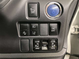 運転席右側に各種スイッチが付いています。両側パワースライドドアのスイッチや安全機能のスイッチが付いています。