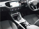 内装はシンプルに使い勝手を考え作られています。お車を運転する感覚をダイレクトに体感して頂けます。室内も広くロングドライブにも快適にお過ごしいただけます。
