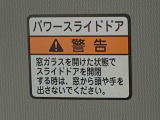 最も気になる室内は、特にこだわってクリーニングしております。マットやシートだけではなく、エアコンの吹き出し口やドアノブの隙間など、様々なブラシや道具を使い分けて、隅々までクリーニングしております。
