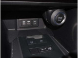 夜間走行でも安心のLEDへッッドライト搭載車です。とても明るく白い光で照らします。この装備も人気のアイテムですね