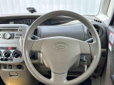 運転席ハンドル前には大型のグローブBOXがあります荷物を入れるのに便利です